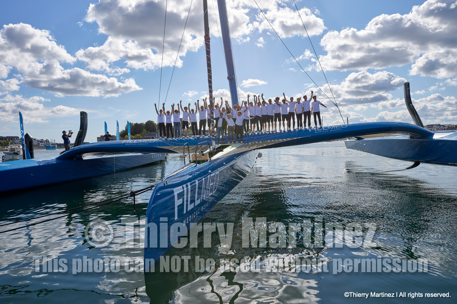 Baptême du trimaran ULTIM de François Gabart « SVR-LAZARIGUE » par Mélanie Laurent à Concarneau.