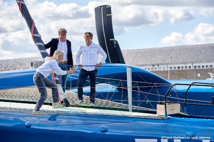 Baptême du trimaran ULTIM de François Gabart « SVR-LAZARIGUE » par Mélanie Laurent à Concarneau.