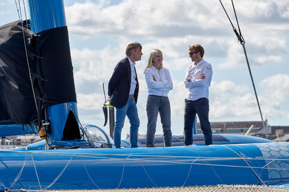 Baptême du trimaran ULTIM de François Gabart « SVR-LAZARIGUE » par Mélanie Laurent à Concarneau.