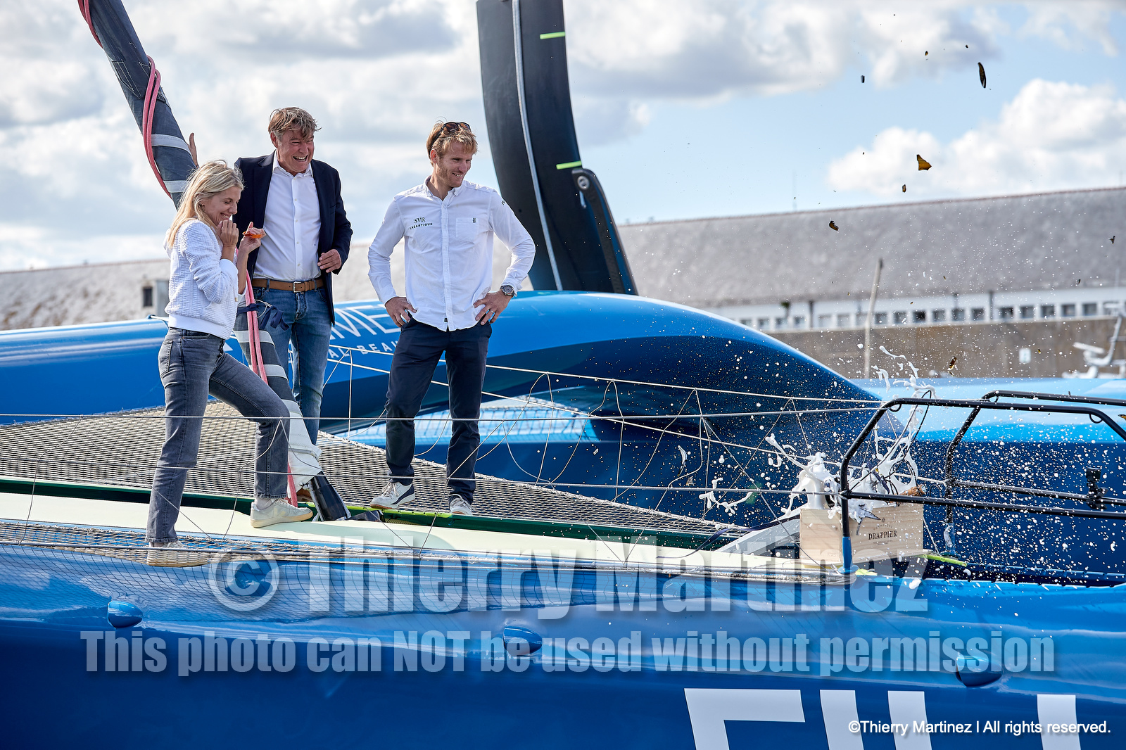 Baptême du trimaran ULTIM de François Gabart « SVR-LAZARIGUE » par Mélanie Laurent à Concarneau.
