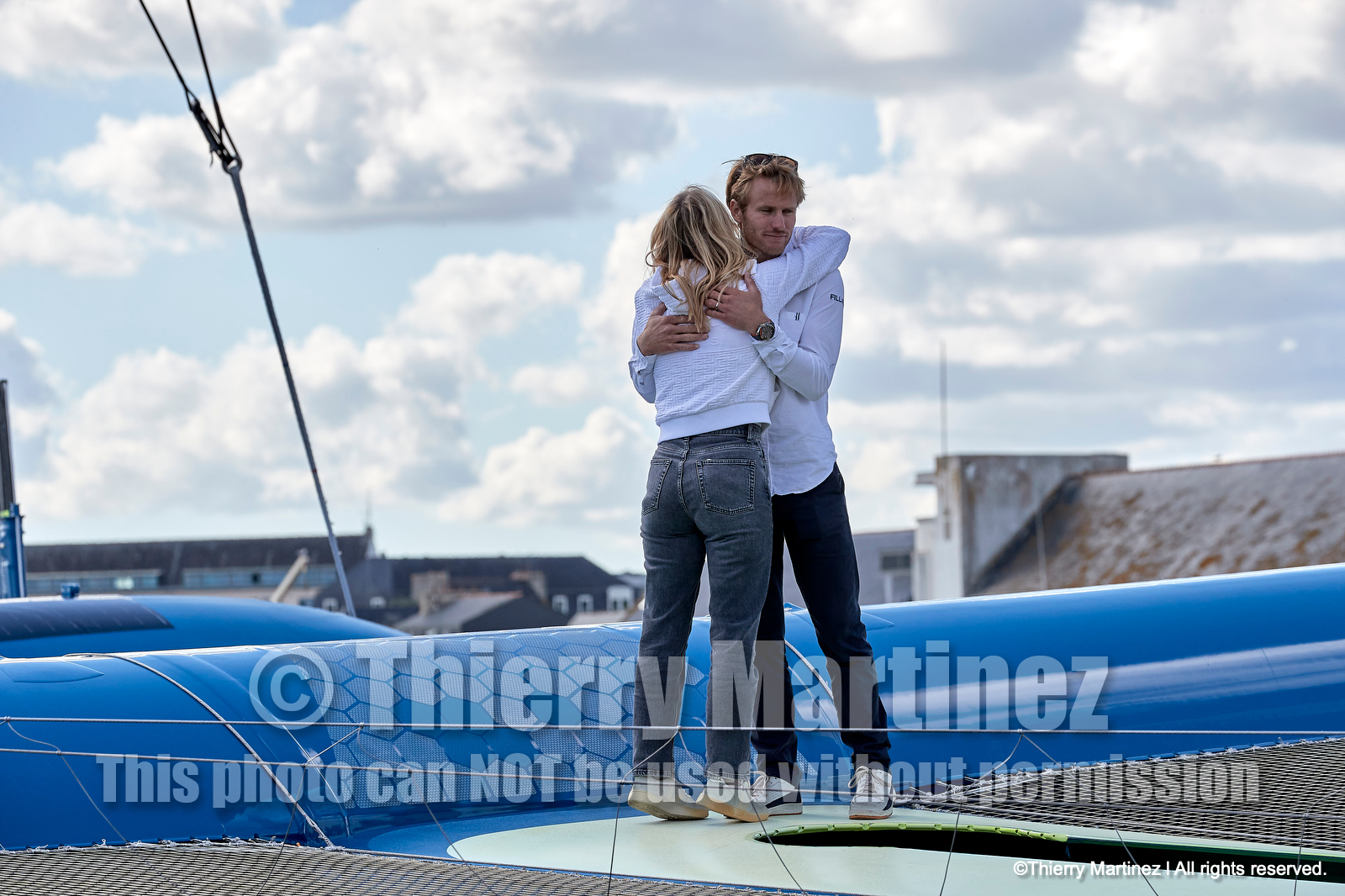 Baptême du trimaran ULTIM de François Gabart « SVR-LAZARIGUE » par Mélanie Laurent à Concarneau.