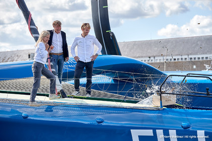 Baptême du trimaran ULTIM de François Gabart « SVR-LAZARIGUE » par Mélanie Laurent à Concarneau.