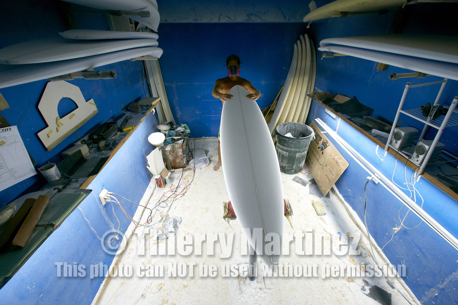 SHAPING A SURF BOARD.  NORTH SHORE (North Shore - Oahu Island - Hawaii-USA)