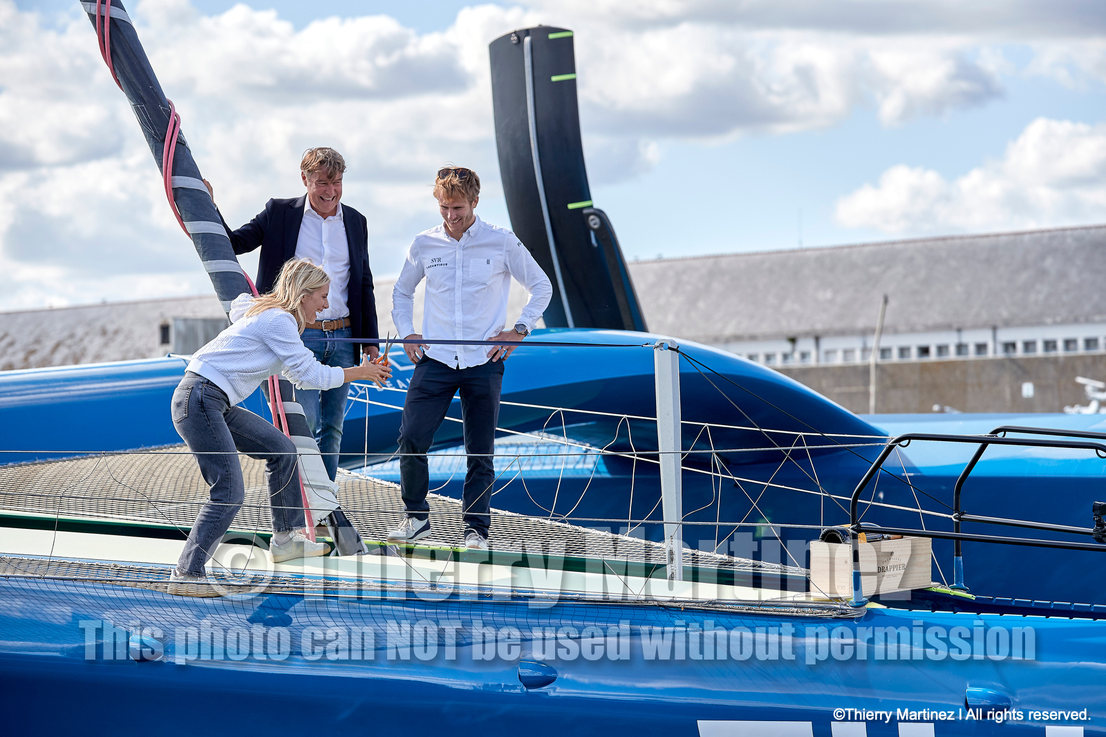 Baptême du trimaran ULTIM de François Gabart « SVR-LAZARIGUE » par Mélanie Laurent à Concarneau.