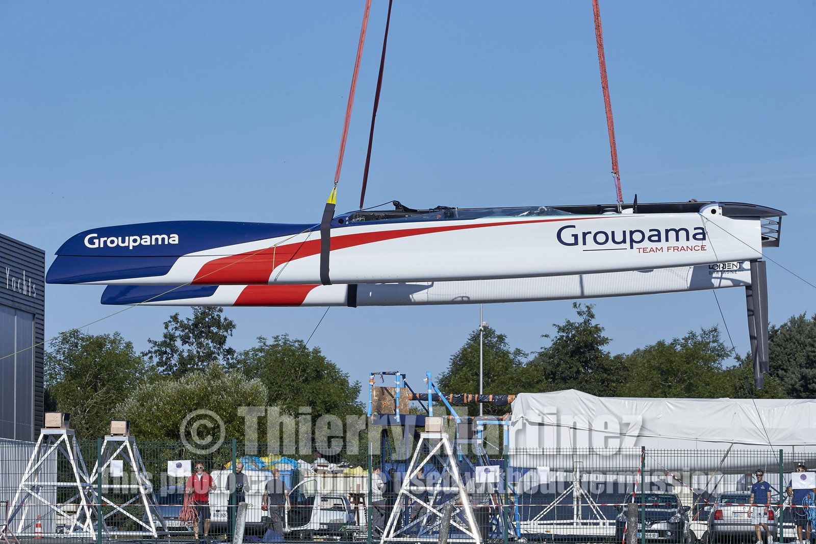 16_32014  ©Th.Martinez Sea&Co.   VANNES - FRANCE. 7 Juillet  2016. .America's Cup. Mise à l'eau de l'AC45 Turbo de Team France, à Vannes (FRA) au chantier Multiplast.