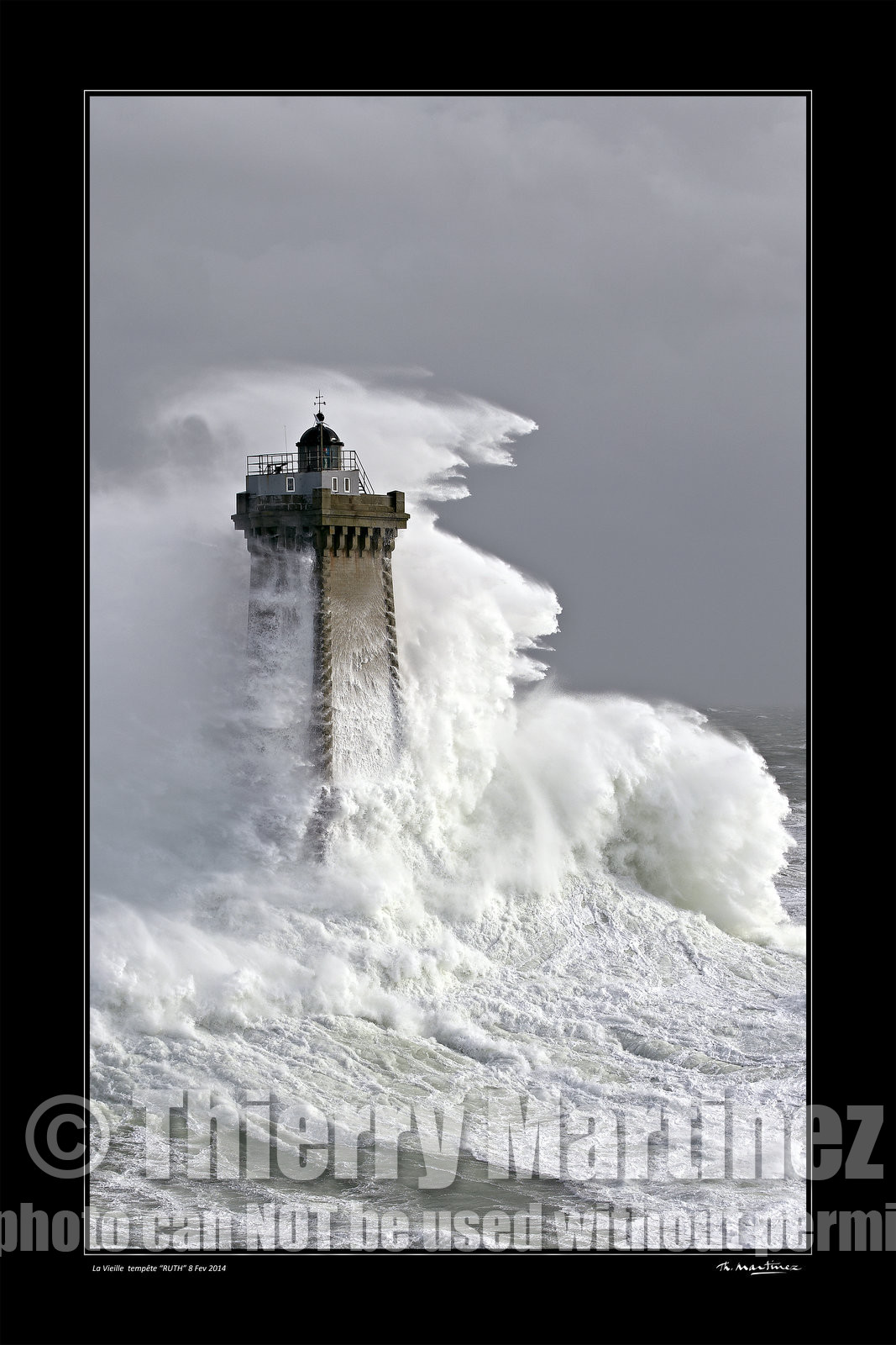 Photo disponible en tirage photo Fine Art,tirage original limités à 30 exemplaires.Chaque tirage est numéroté avec certificat d’authenticité signé.Pour choisir le format et support merci d'utiliser le caddie à coté de la photo.Formats disponibles : Tirage sur papier ( tirage seul) :  30x45 cm   40x60 cm  60x90 cm. Vous pouvez choisir le tirage avec un fond blanc ou noir , à votre convenance. Tirage sur papier contrecollé sur Dibond ( pas de bord blanc ou noir autour de l'image), avec système d'attache au dos:  30x45 cm   40x60 cm  50x75 cm  80x120cm.Tirage sur toile ( Canvas) monté sur chassis bois (pas de bord blanc ou noir autour de l'image), avec système d'attache au dos :  50x75 cm  80x120cm.Expédition ( Dans le monde entier): Colissimo (assurance) avec signature à réception. 48h pour la France métropolitaine.Il est possible de récupérer les tirages à La Galerie du Golfe (sans frais d'expèdition).Conditionnement tirages seuls: tube cylindrique renforcé + boite.