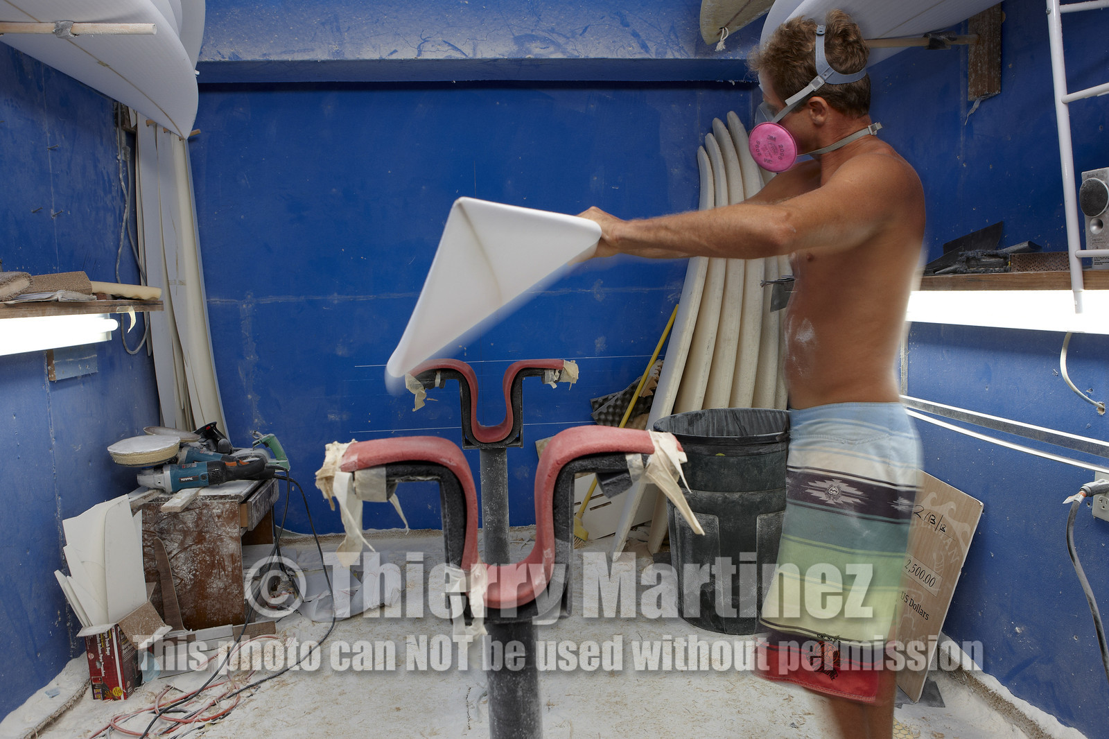 SHAPING A SURF BOARD.  NORTH SHORE (North Shore - Oahu Island - Hawaii-USA)