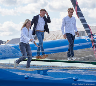 Baptême du trimaran ULTIM de François Gabart « SVR-LAZARIGUE » par Mélanie Laurent à Concarneau.