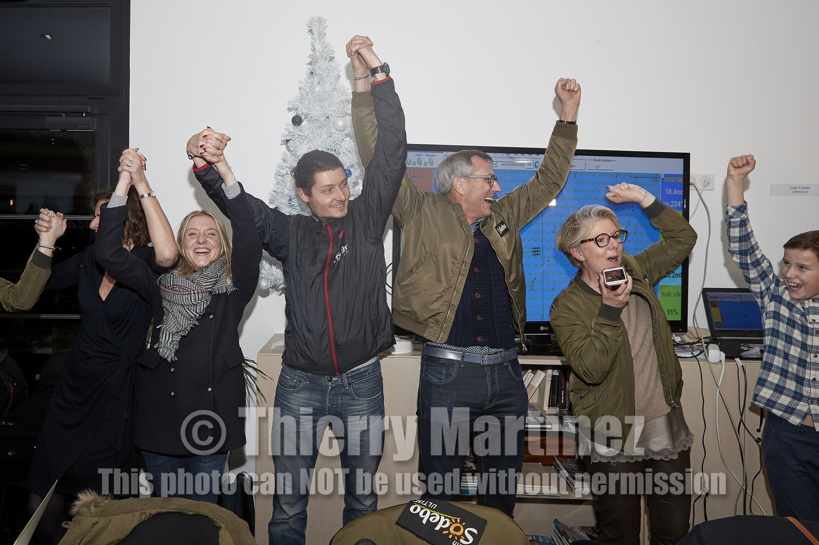 Single-handed sailing round the world record .