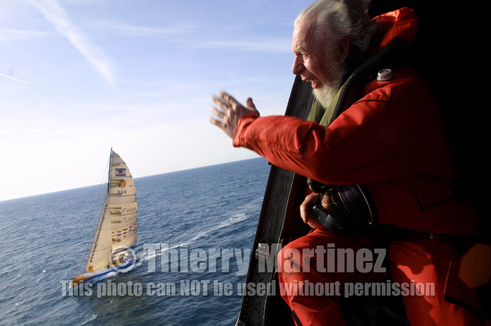 ©ThMartinez- Vendee Globe Finish. Sunday 11th February 2001. 12H00..Meeting between Ellen MacArthur (UK) onboard KINGFISHER @90 miles of the Vendee Globe finsih line .and his father in an heli fomr the Royal Navy.