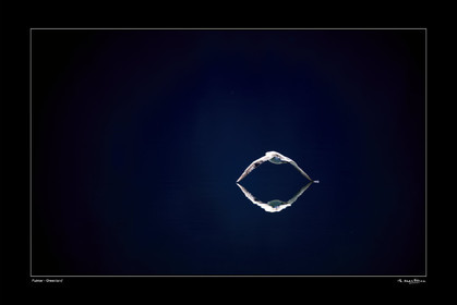 FULMAR - GROENLAND.Photo disponible en tirage photo Fine Art,tirage original limités à 30 exemplaires.Chaque tirage est numéroté avec certificat d’authenticité signé.Pour choisir le format et support merci d'utiliser le caddie à coté de la photo.Formats disponibles : Tirage sur papier ( tirage seul) :  30x45 cm   40x60 cm  60x90 cm. Vous pouvez choisir le tirage avec un fond blanc ou noir , à votre convenance. Tirage sur papier contrecollé sur Dibond ( pas de bord blanc ou noir autour de l'image), avec système d'attache au dos:  30x45 cm   40x60 cm  50x75 cm  80x120cm.Tirage sur toile ( Canvas) monté sur chassis bois (pas de bord blanc ou noir autour de l'image), avec système d'attache au dos :  50x75 cm  80x120cm.Expédition ( Dans le monde entier): Colissimo (assurance) avec signature à réception. 48h pour la France métropolitaine.Il est possible de récupérer les tirages à La Galerie du Golfe (sans frais d'expèdition).Conditionnement tirages seuls: tube cylindrique renforcé + boite.