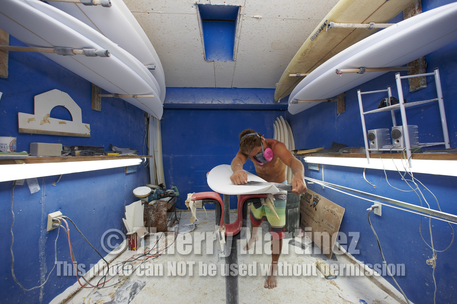 SHAPING A SURF BOARD.  NORTH SHORE (North Shore - Oahu Island - Hawaii-USA)