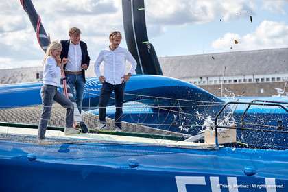 Baptême du trimaran ULTIM de François Gabart « SVR-LAZARIGUE » par Mélanie Laurent à Concarneau.