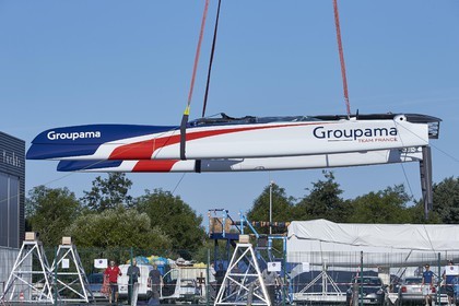 16_32014  ©Th.Martinez Sea&Co.   VANNES - FRANCE. 7 Juillet  2016. .America's Cup. Mise à l'eau de l'AC45 Turbo de Team France, à Vannes (FRA) au chantier Multiplast.