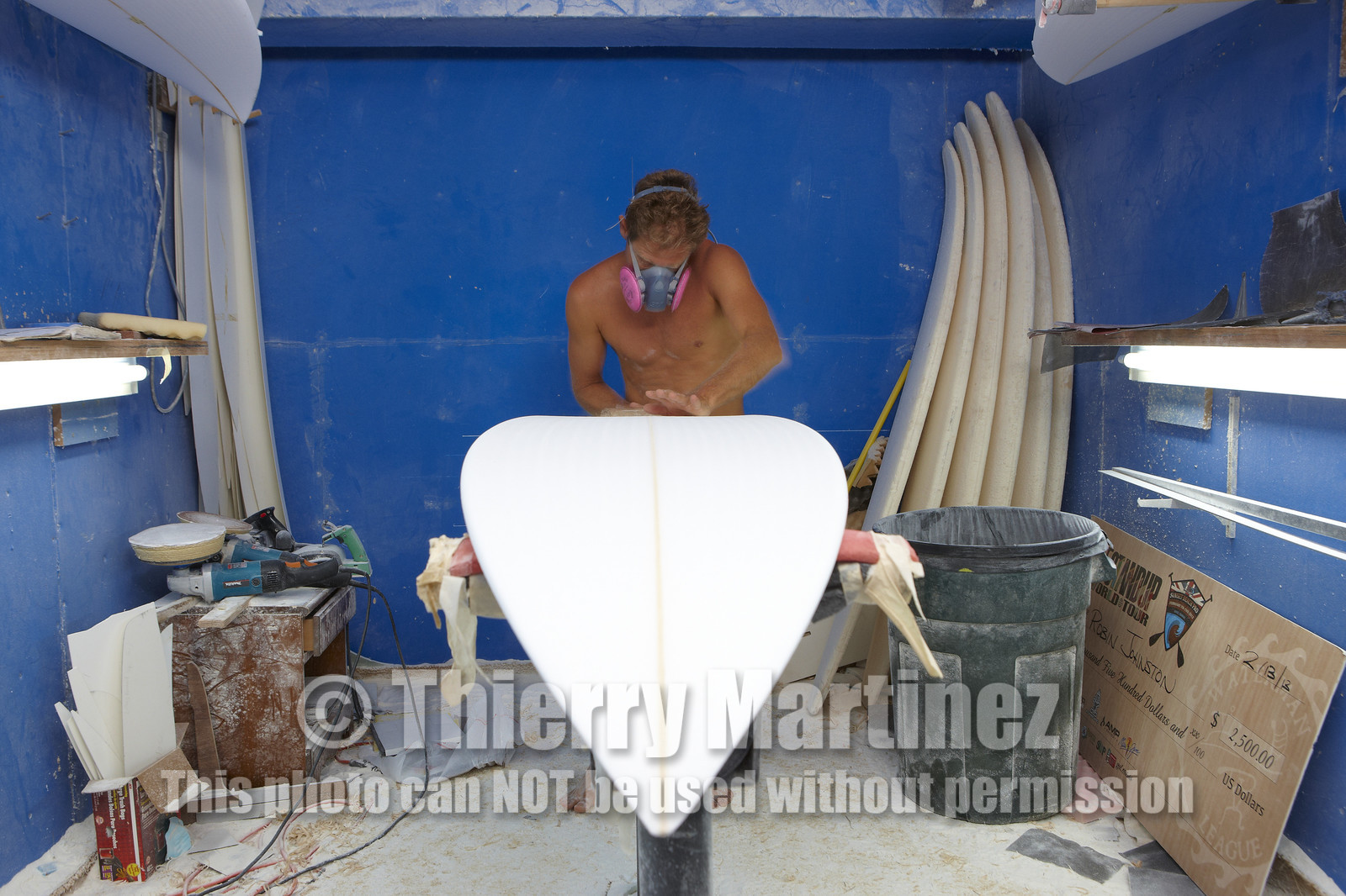 SHAPING A SURF BOARD.  NORTH SHORE (North Shore - Oahu Island - Hawaii-USA)