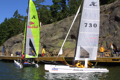 01_0485D-©ThMartinez- Sweden 1st 3rd August 2001. Archipelago Raid (Catamaran Formula 18) . F.Cammas &Steve Ravussin (730) leaving and Jyrki Järvi & Pete Karto arriving in Grinda check point