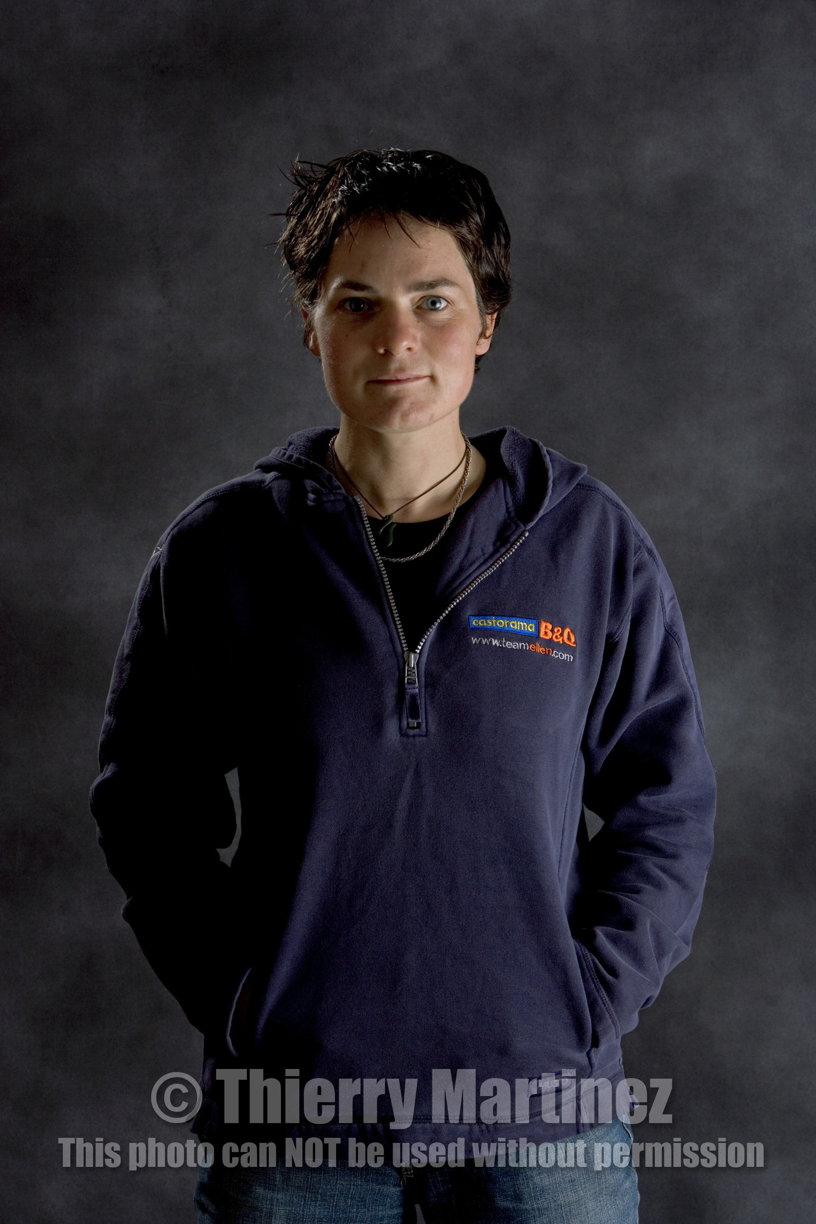 Ellen MacArthur Solo round the world record , finish(FRA)