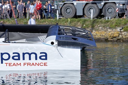 16_32031  ©Th.Martinez Sea&Co.   VANNES - FRANCE. 7 Juillet  2016. .America's Cup. Mise à l'eau de l'AC45 Turbo de Team France, à Vannes (FRA) au chantier Multiplast.