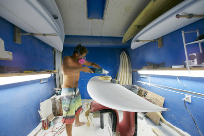 SHAPING A SURF BOARD.  NORTH SHORE (North Shore - Oahu Island - Hawaii-USA)