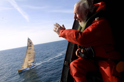 ©ThMartinez- Vendee Globe Finish. Sunday 11th February 2001. 12H00..Meeting between Ellen MacArthur (UK) onboard KINGFISHER @90 miles of the Vendee Globe finsih line .and his father in an heli fomr the Royal Navy.