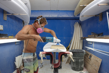 SHAPING A SURF BOARD.  NORTH SHORE (North Shore - Oahu Island - Hawaii-USA)