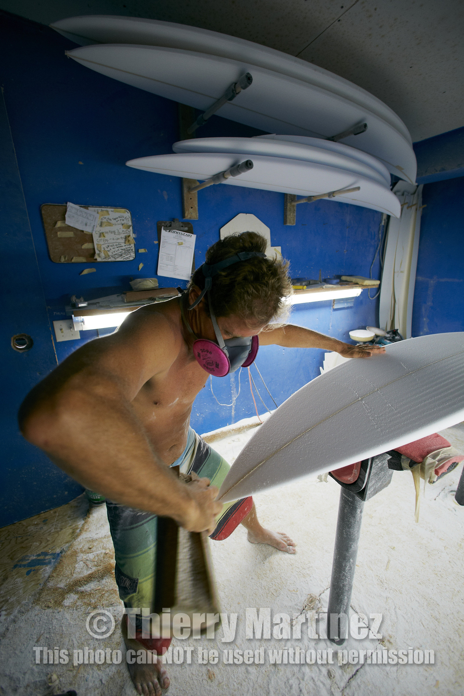 SHAPING A SURF BOARD.  NORTH SHORE (North Shore - Oahu Island - Hawaii-USA)