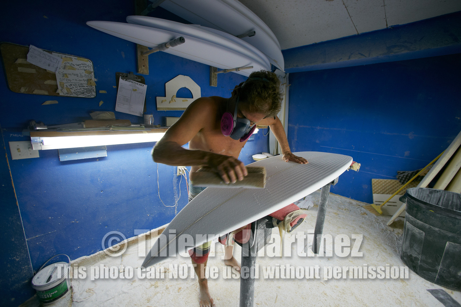 SHAPING A SURF BOARD.  NORTH SHORE (North Shore - Oahu Island - Hawaii-USA)