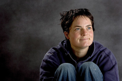Ellen MacArthur Solo round the world record , finish(FRA)