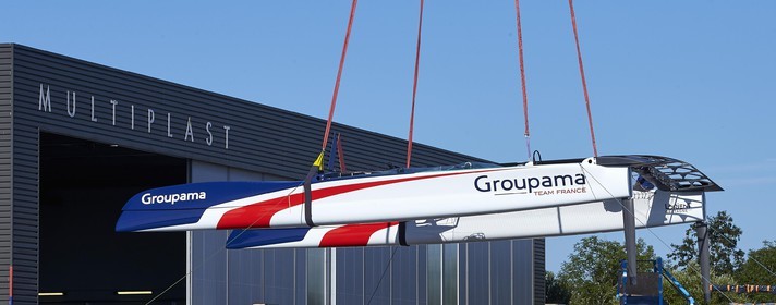16_32010  ©Th.Martinez Sea&Co.   VANNES - FRANCE. 7 Juillet  2016. .America's Cup. Mise à l'eau de l'AC45 Turbo de Team France, à Vannes (FRA) au chantier Multiplast.