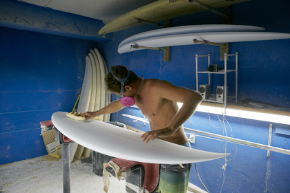 SHAPING A SURF BOARD.  NORTH SHORE (North Shore - Oahu Island - Hawaii-USA)
