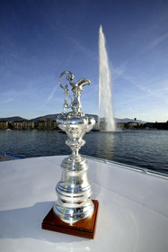 03_2291D ©Th.Martinez .Geneva , Switzerland. America's Cup 2003. 9th March 2003.Alinghi Team winner of America's Cup 2003..The America's Cup on the way to her new home, La Societe Nautique de Geneve (which is Alinghi Yacht Club). Alinghi Team and the CUP did a short trip by the Lac to arrive at La Nautique. On the way stop for a photo The Cup with jet deaude Geneve in the backgroung.
