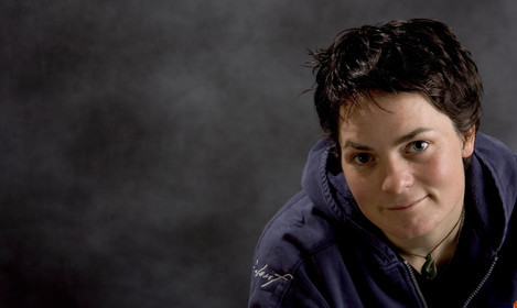 Ellen MacArthur Solo round the world record , finish(FRA)