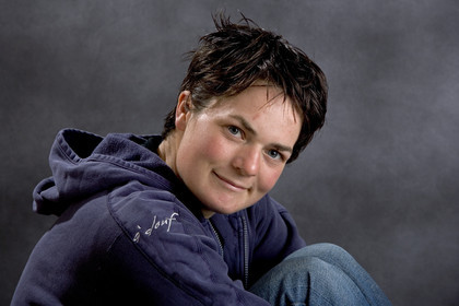 Ellen MacArthur Solo round the world record , finish(FRA)