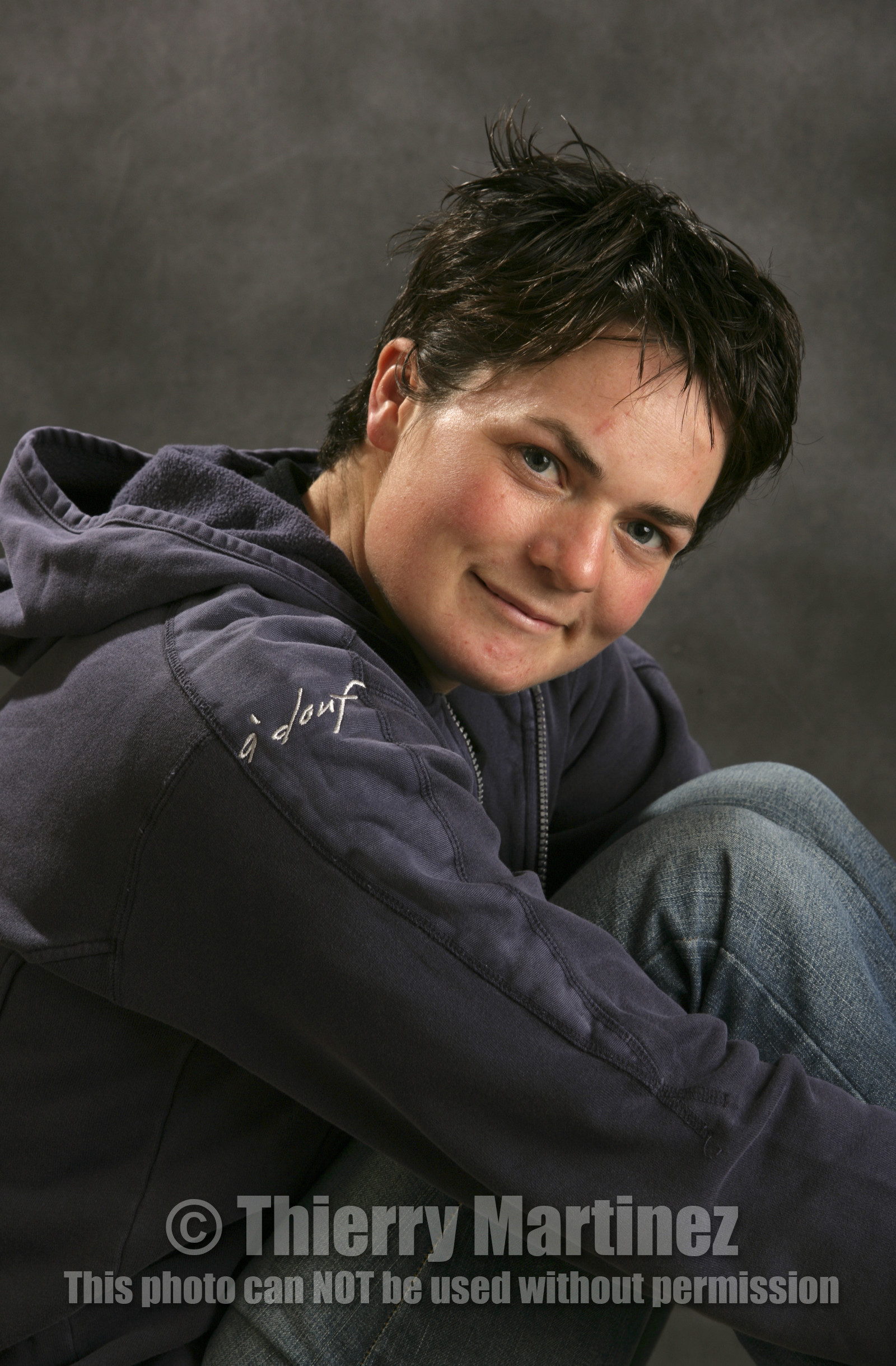 Ellen MacArthur Solo round the world record , finish(FRA)