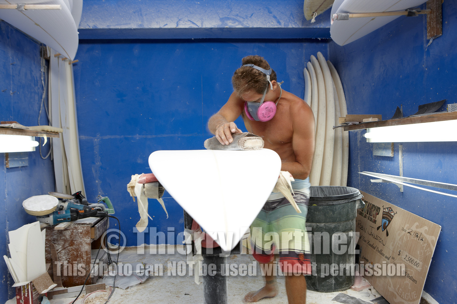SHAPING A SURF BOARD.  NORTH SHORE (North Shore - Oahu Island - Hawaii-USA)
