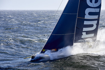 THM-17_119067_VOR-CAPE-TOWN-Start-Leg3
