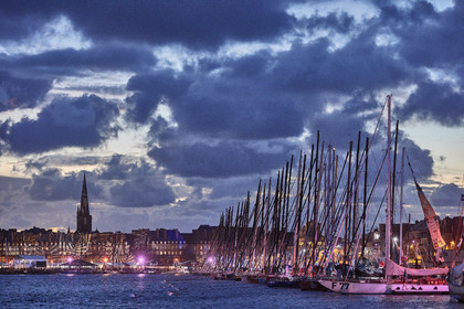 22_37014   © Thierry Martinez.ST MALO, FRANCE. 3 Novembre  2022ROUTE DU RHUM 2022.Flotte à la tombée de la nuit.