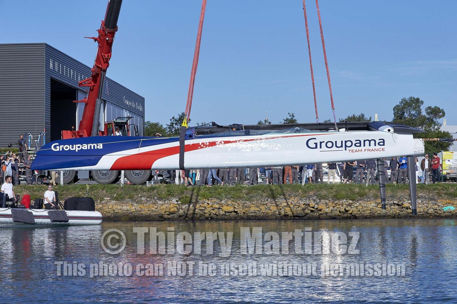 16_32020  ©Th.Martinez Sea&Co.   VANNES - FRANCE. 7 Juillet  2016. .America's Cup. Mise à l'eau de l'AC45 Turbo de Team France, à Vannes (FRA) au chantier Multiplast.