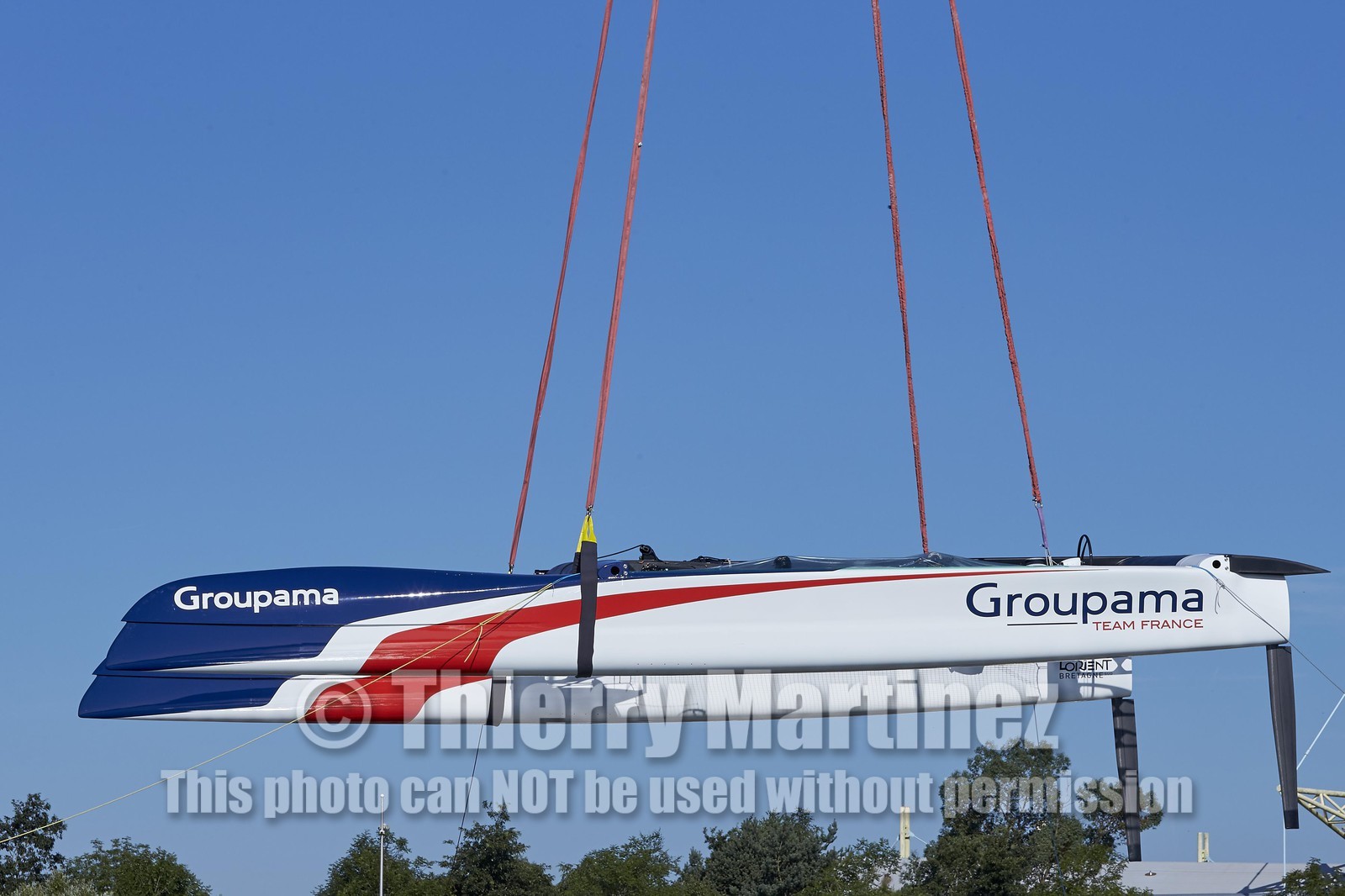 16_32017  ©Th.Martinez Sea&Co.   VANNES - FRANCE. 7 Juillet  2016. .America's Cup. Mise à l'eau de l'AC45 Turbo de Team France, à Vannes (FRA) au chantier Multiplast.