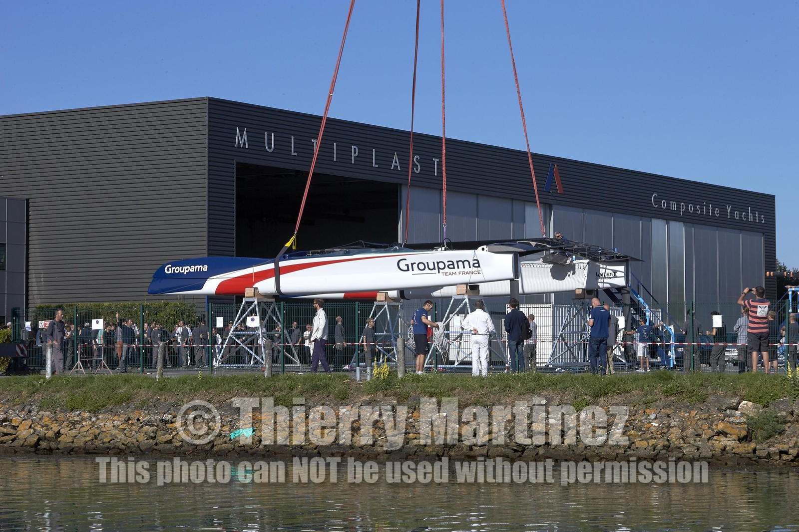 16_32009  ©Th.Martinez Sea&Co.   VANNES - FRANCE. 7 Juillet  2016. .America's Cup. Mise à l'eau de l'AC45 Turbo de Team France, à Vannes (FRA) au chantier Multiplast.